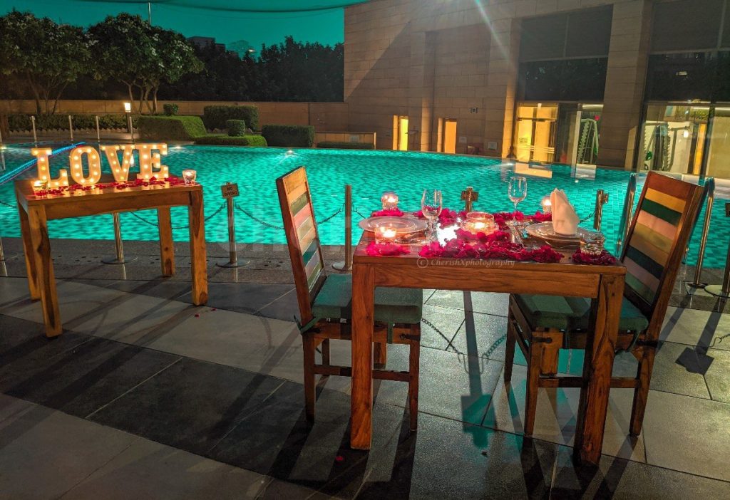 poolside dining by Marriott