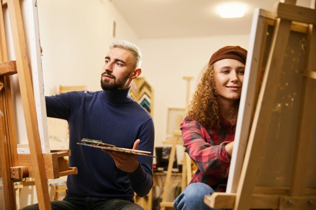 8 Fun Ideas to Spend Weekend Holidays With Your Partner- couple painting together
