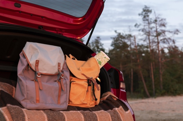 couple-backpacks-trunk-with-map