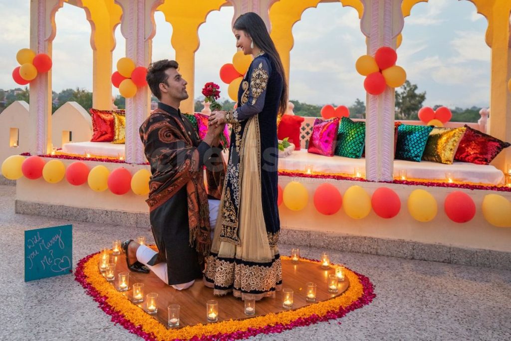 A man proposing his girl with a bunch of roses at Royal Baradari, Jaipur on Propose day 