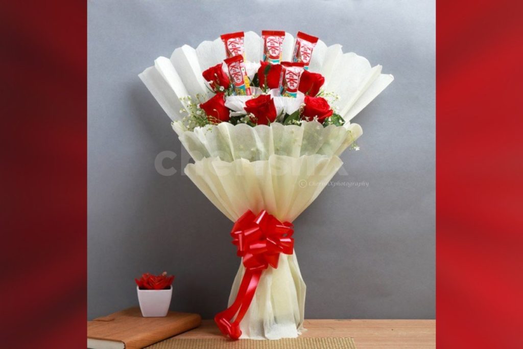 red roses and kitkat bouquet