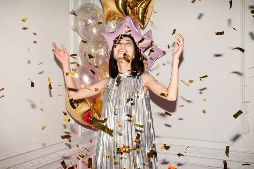 birthday photoshoot ideas confetti toss