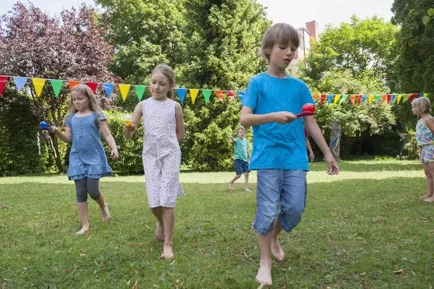 egg and spoon race kids game