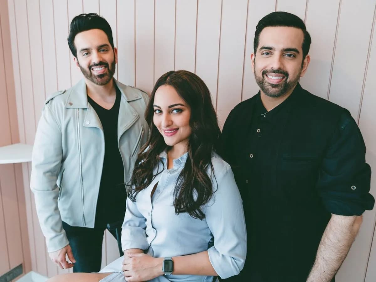 sonakshi with her brothers luv and kush