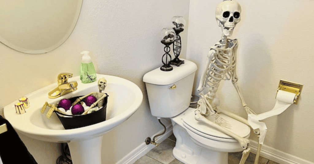 DIY Halloween Bathroom Decoration with a skeleton body 